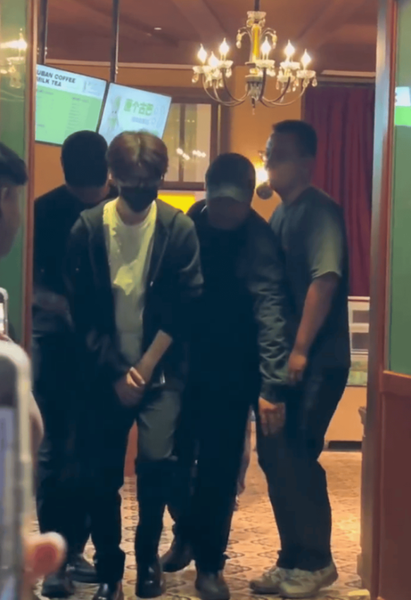 牛博士 范丞丞醉酒后步履踉跄 仍向粉丝鞠躬致意被赞