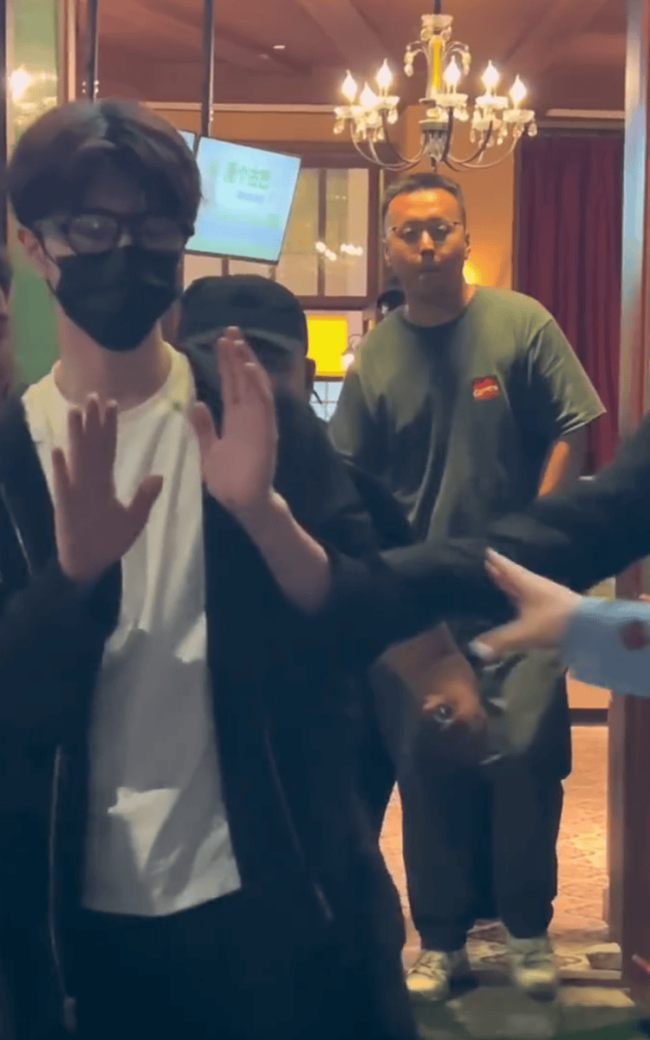 范丞丞醉酒后步履踉跄 仍向粉丝鞠躬致意被赞