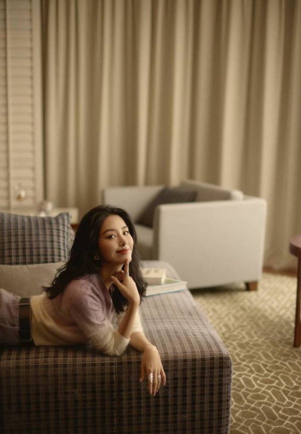 红和古 杨采钰秋日居家风美图 紫色渐变针织衫温柔时尚