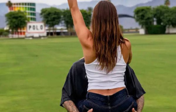 大鑫优配资讯 比伯环抱海莉超甜蜜 同儿子拍摄温暖亲子照