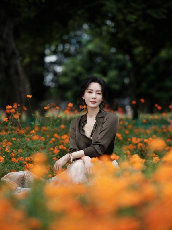 信弘配资 陈数分享秋日田园风美照 置身花海温柔知性
